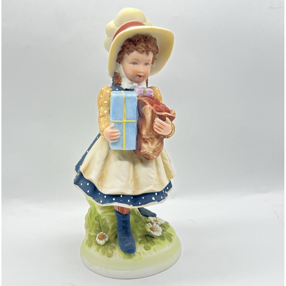 Hollie Hobby Creation Figurine Girl Holding Gift And Apples Dress Hat Daisy - Picture 5 of 16